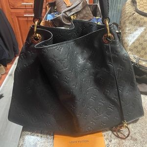 Authentic Louis Vuitton black leather artsy mm monogram purse